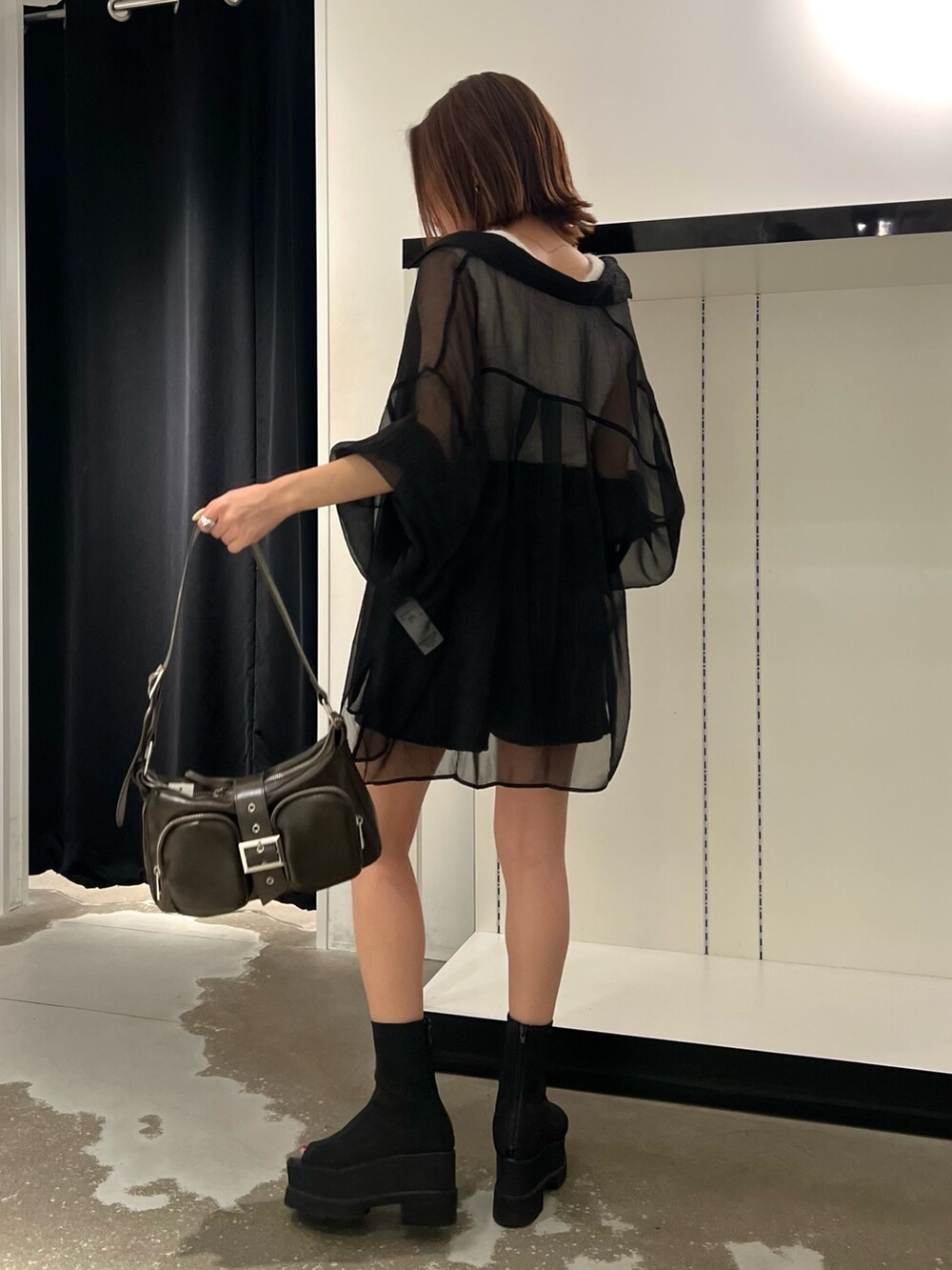 ブラック系のシャツ/ブラウス、ホワイト系のニット/セーター、ブラウン系のハンドバッグを着用したレディースの夏コーディネートの4枚目の写真