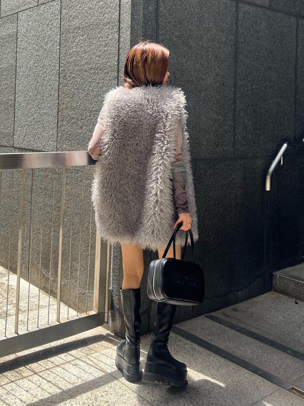 グレー系のベスト、その他のTシャツ/カットソー、ブラック系のその他パンツを着用したレディースの夏コーディネートの3枚目の写真