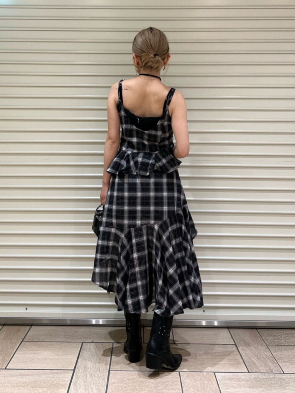 ブラック系のスカート、ブラック系のワンピースを着用したレディースの夏コーディネートの3枚目の写真