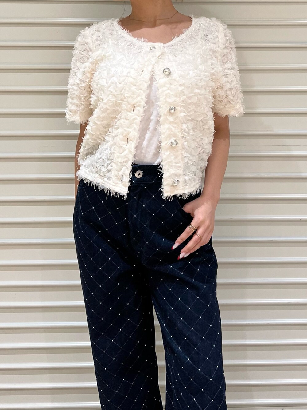 ブルー系のデニムパンツ、ホワイト系のカーディガン/ボレロを着用したレディースの夏コーディネートの5枚目の写真