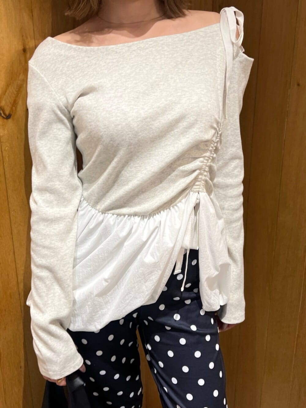 グレー系のTシャツ/カットソーを着用したレディースの春コーディネートの6枚目の写真