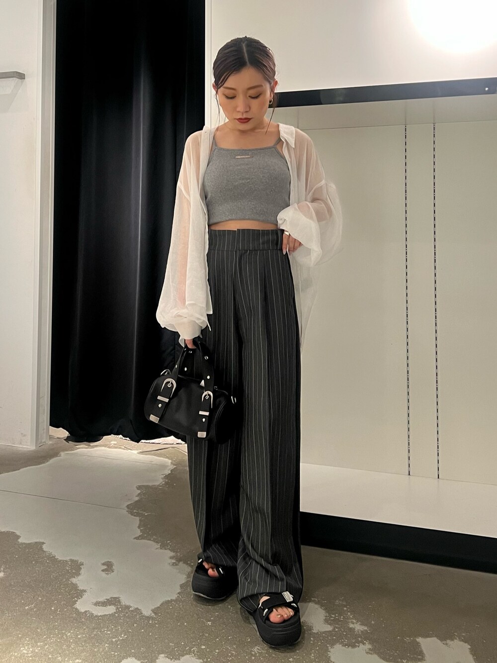 ホワイト系のシャツ/ブラウス、グレー系のキャミソール、グレー系のスラックスを着用したレディースの春コーディネートの2枚目の写真