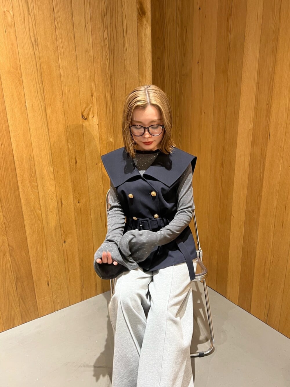 グレー系のその他パンツ、ブラック系のサンダル、ブルー系のその他アウターを着用したレディースの春コーディネートの5枚目の写真