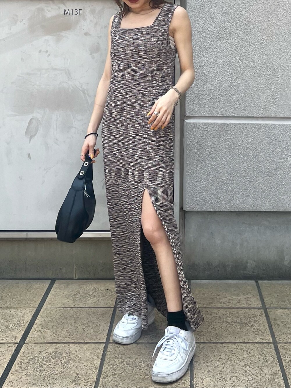 ブラウン系のワンピース、ブラック系のハンドバッグ、グレー系のサングラスを着用したレディースの春コーディネートの8枚目の写真