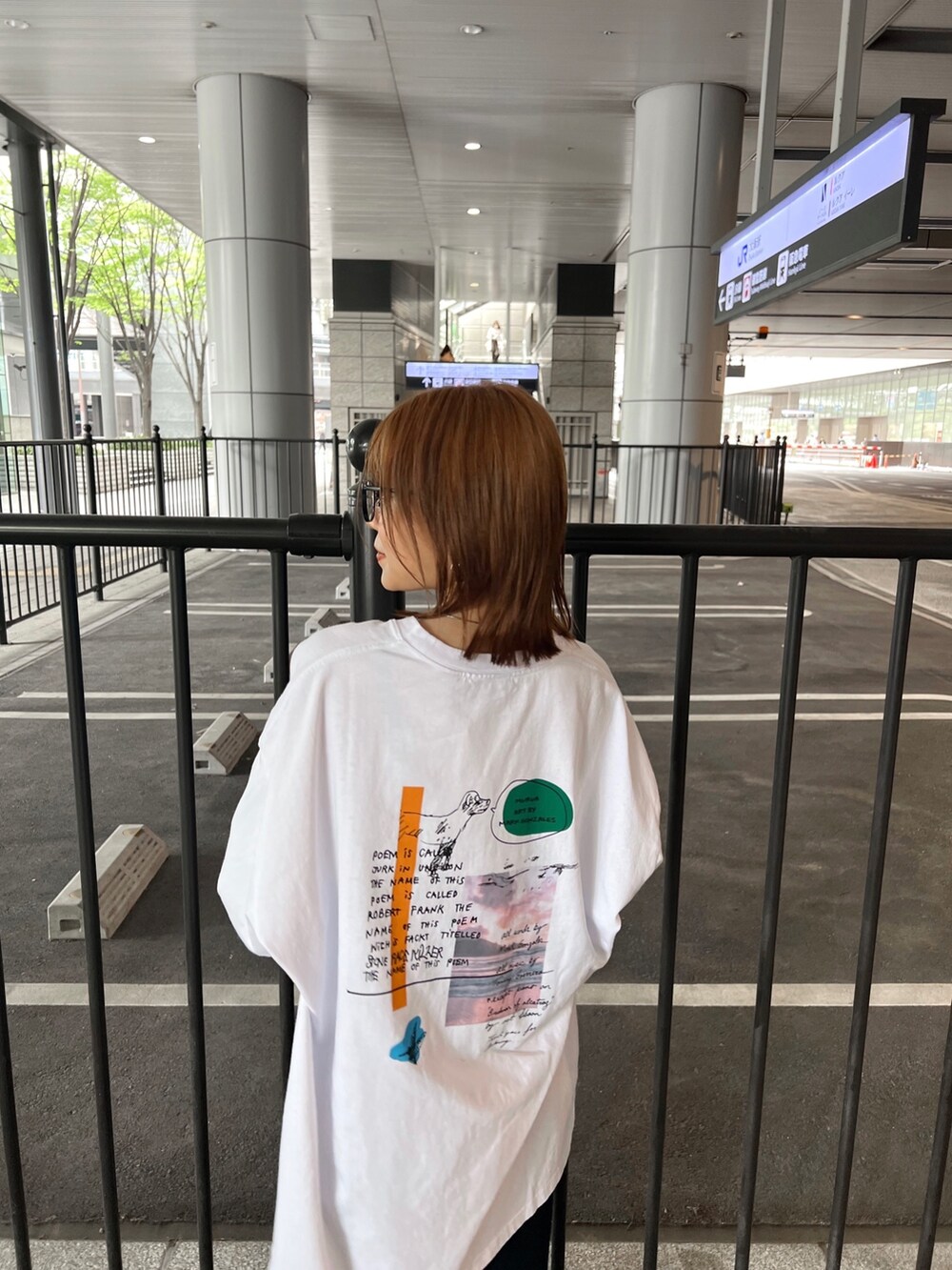 ブラック系のサンダル、ブラック系のスカート、ホワイト系のTシャツ/カットソーを着用したレディースの春コーディネートの5枚目の写真