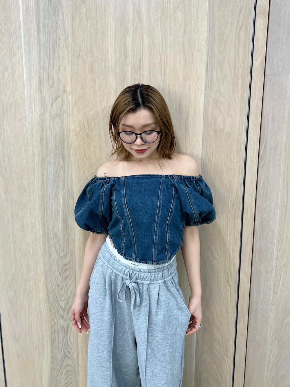 グレー系のスウェットパンツ、ブルー系のシャツ/ブラウスを着用したレディースの春コーディネートの4枚目の写真