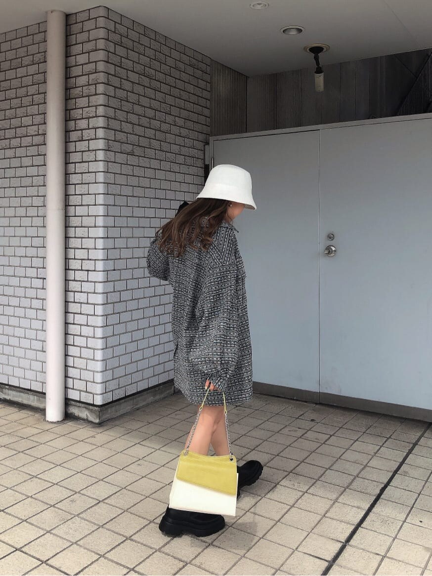 ブラック系のその他アウター、ブラック系のスカート、ブラック系のブーツを着用したレディースの春コーディネートの4枚目の写真