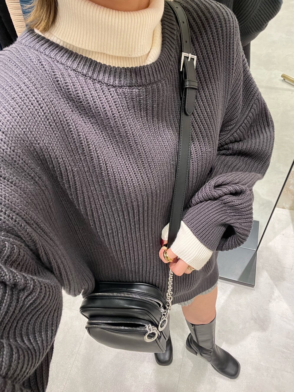 グレー系のニット/セーター、ホワイト系のニット/セーター、グレー系のその他パンツを着用したレディースの秋コーディネートの5枚目の写真