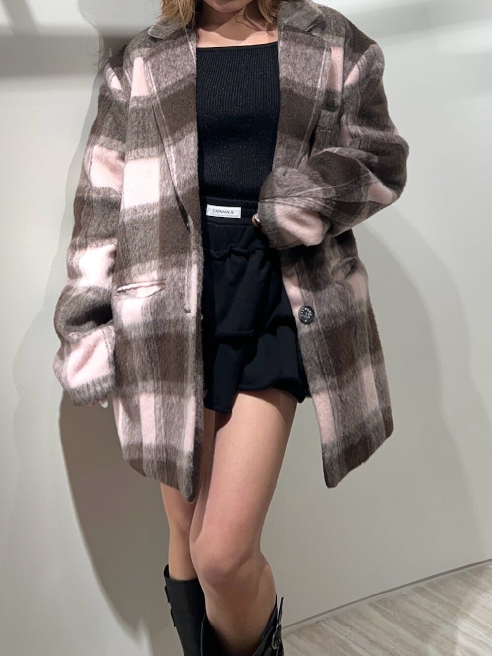 ブラック系のその他パンツ、ブラック系のニット/セーター、その他のテーラードジャケットを着用したレディースの冬コーディネートの5枚目の写真