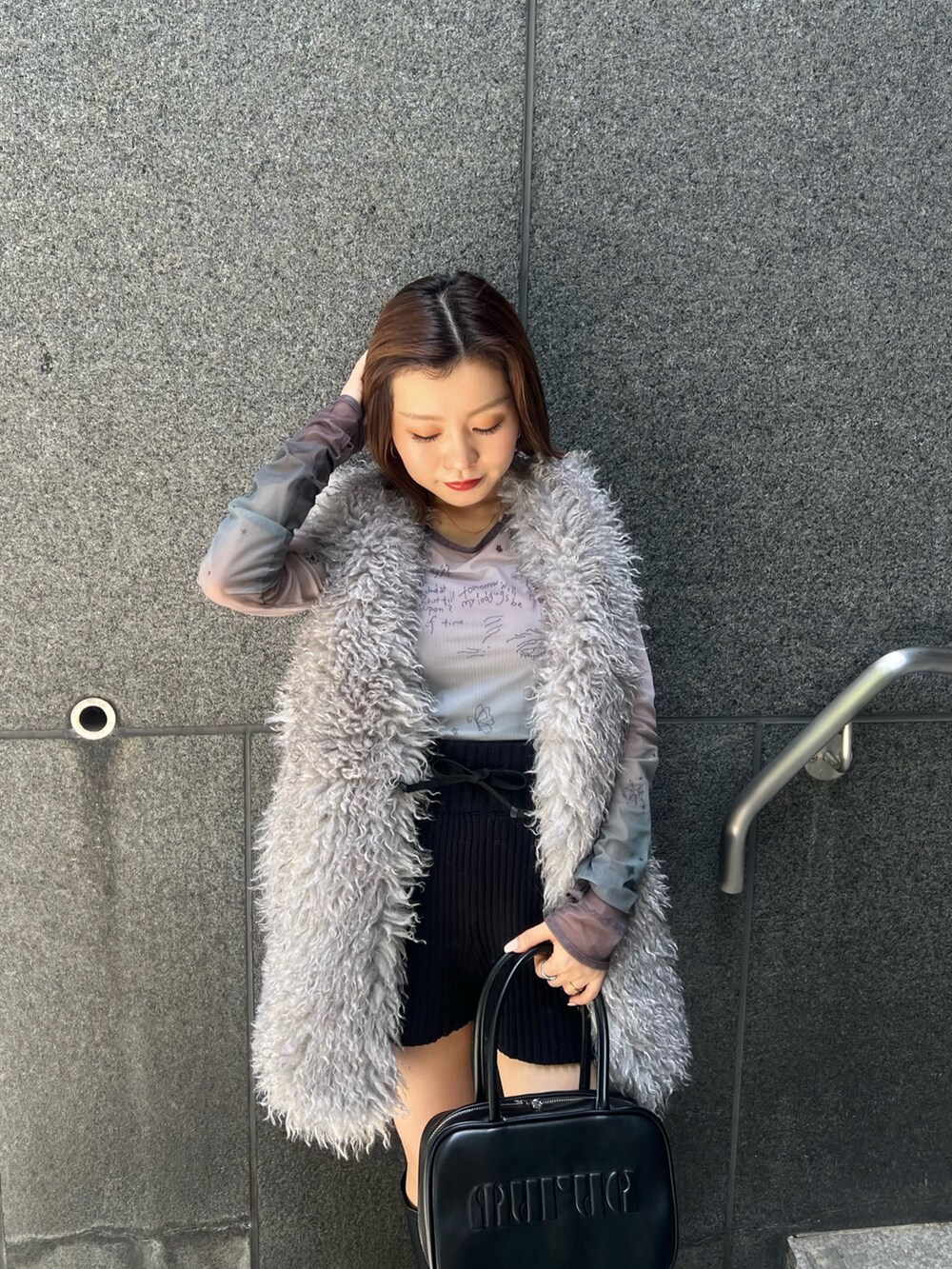 グレー系のベスト、その他のTシャツ/カットソー、ブラック系のその他パンツを着用したレディースの夏コーディネートの6枚目の写真