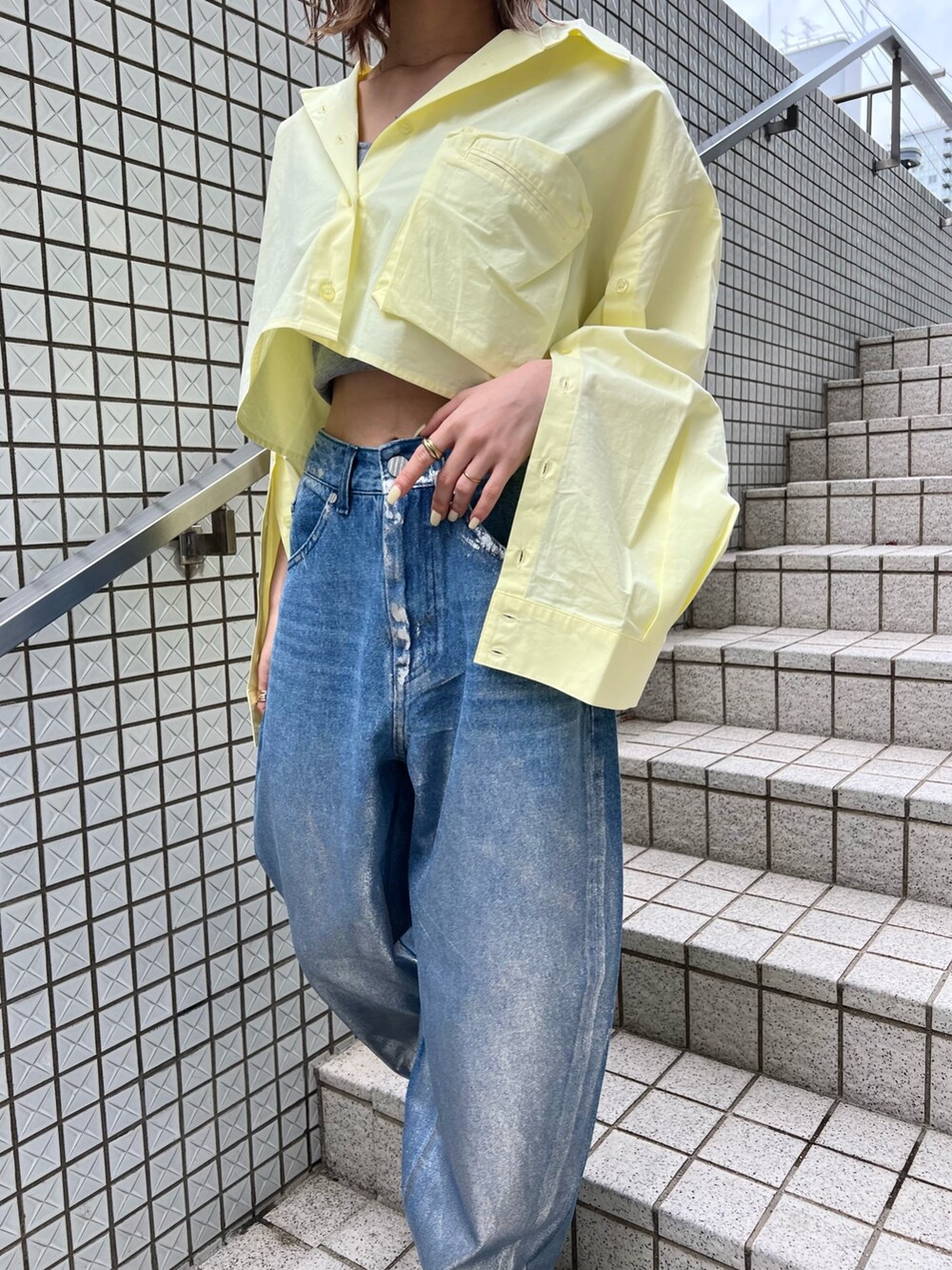 ブラック系のサンダル、ブルー系のデニムパンツ、イエロー系のシャツ/ブラウスを着用したレディースの冬コーディネートの5枚目の写真