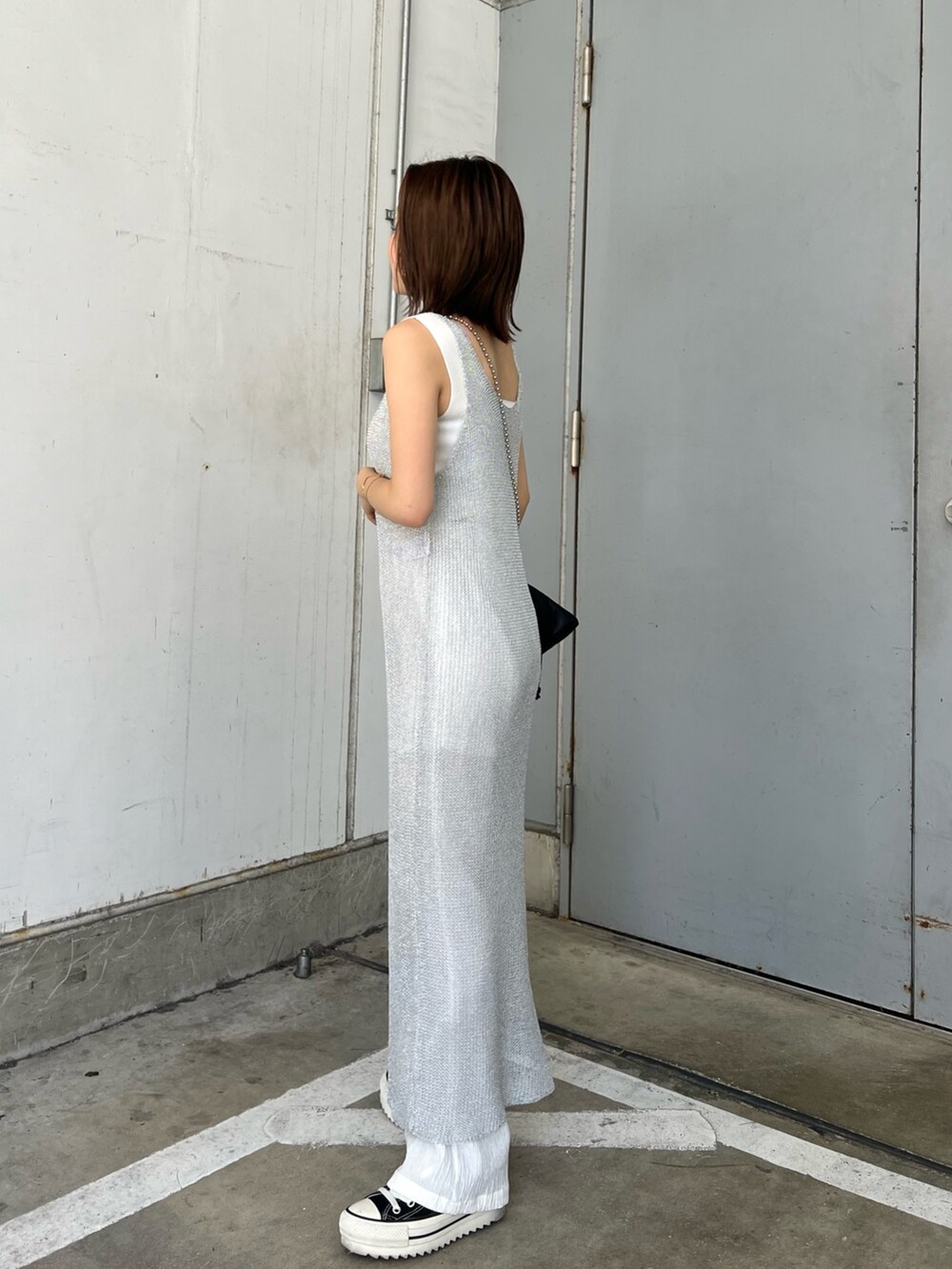 ホワイト系のニット/セーター、シルバー系のワンピース、ホワイト系のその他パンツを着用したレディースの夏コーディネートの3枚目の写真