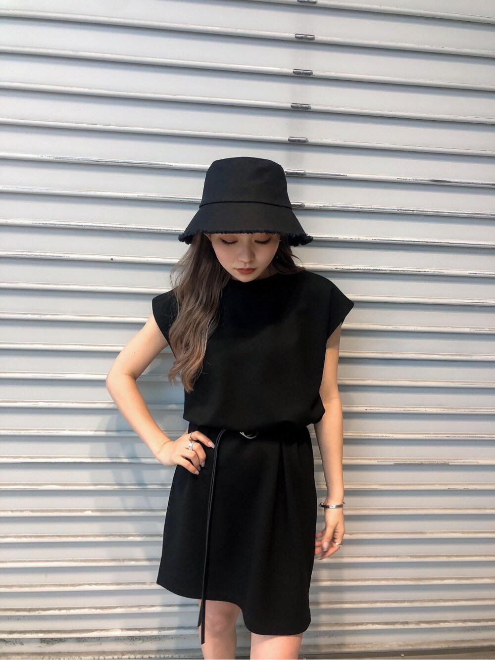 ブラック系のワンピース、ブラック系のその他雑貨を着用したレディースの夏コーディネートの3枚目の写真