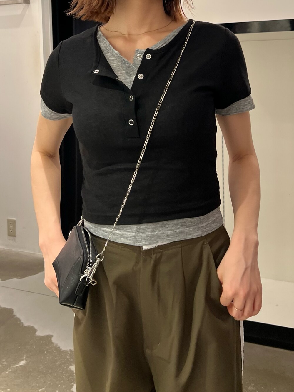 ブラック系のTシャツ/カットソー、ブラック系のサンダル、ブラック系のショルダーバッグを着用したレディースの夏コーディネートの7枚目の写真