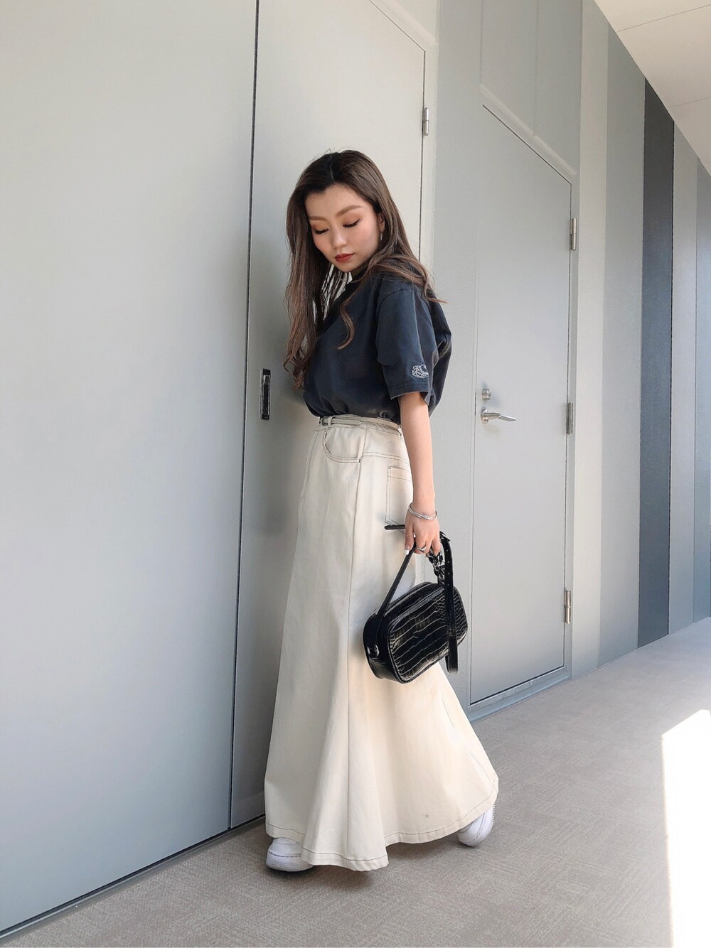 ホワイト系のスカート、その他のTシャツ/カットソー、ホワイト系のベルトを着用したレディースの春コーディネートの4枚目の写真