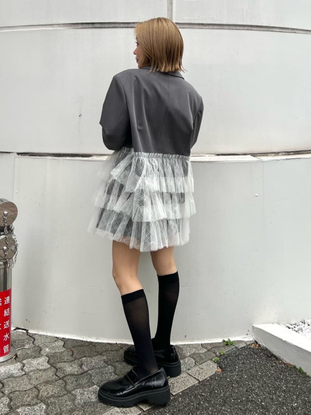 グレー系のテーラードジャケット、グレー系のニット/セーター、グレー系のその他パンツを着用したレディースの冬コーディネートの2枚目の写真