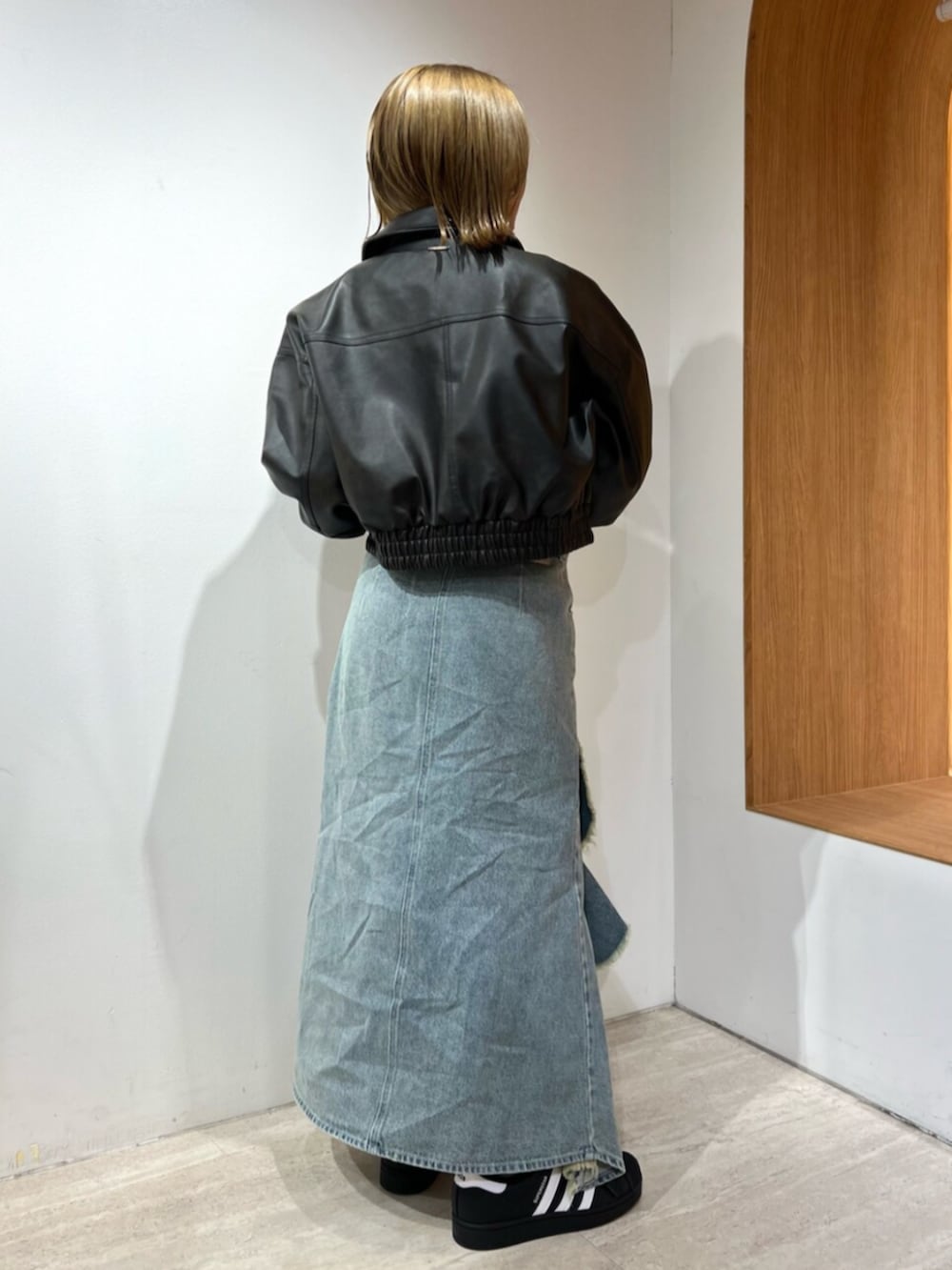 ブルー系のスカート、ブルー系のニット/セーター、ブラウン系のブルゾンを着用したレディースの冬コーディネートの3枚目の写真