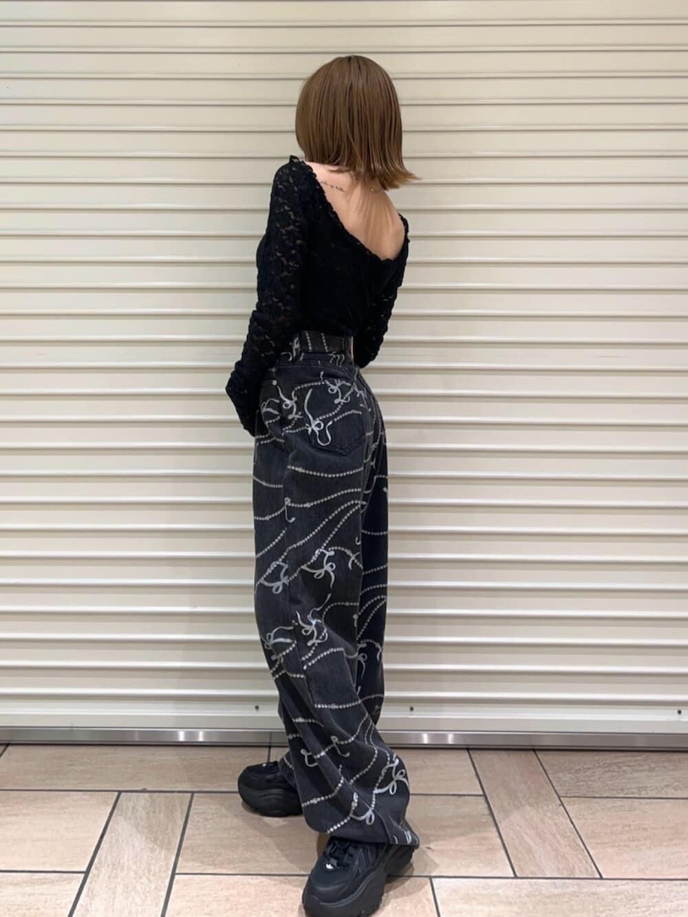 ブラック系のTシャツ/カットソー、ブラック系のデニムパンツを着用したレディースの春コーディネートの3枚目の写真