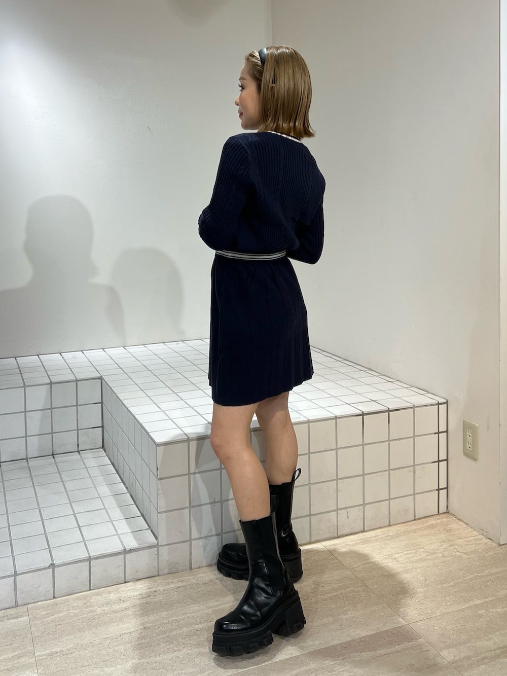 ブルー系のスカート、ブルー系のニット/セーターを着用したレディースの冬コーディネートの2枚目の写真