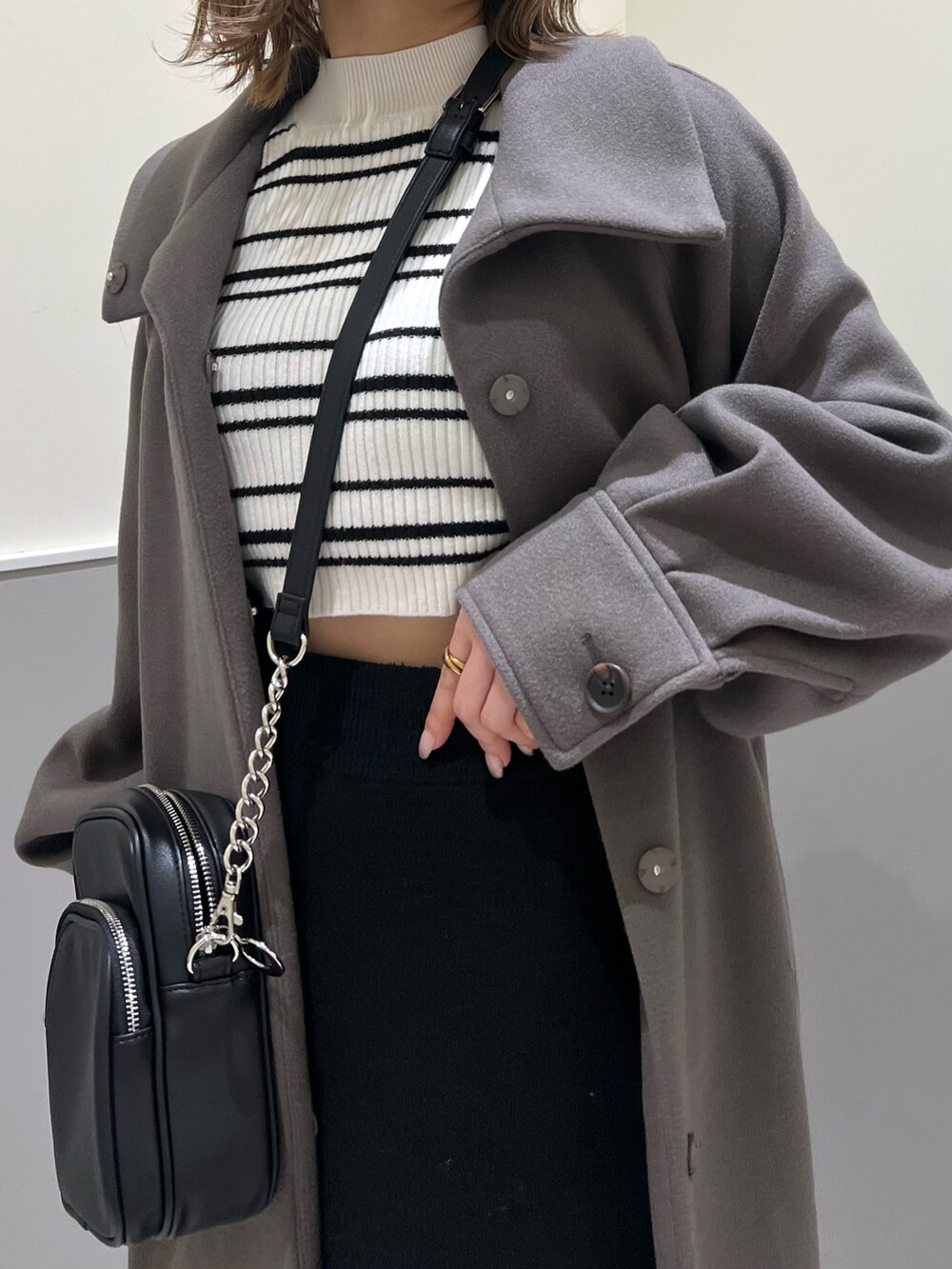 その他のニット/セーター、ブラック系のスカート、ブラウン系のステンカラーコートを着用したレディースの冬コーディネートの7枚目の写真