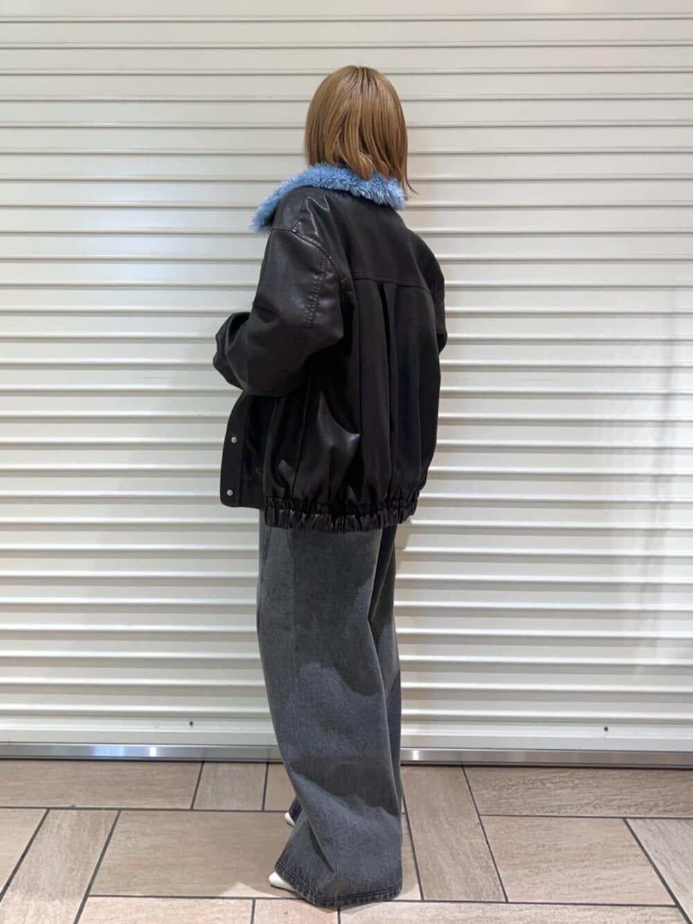 ブラック系のニット/セーター、ブラウン系のブルゾン、ブラック系のその他パンツを着用したレディースの冬コーディネートの2枚目の写真