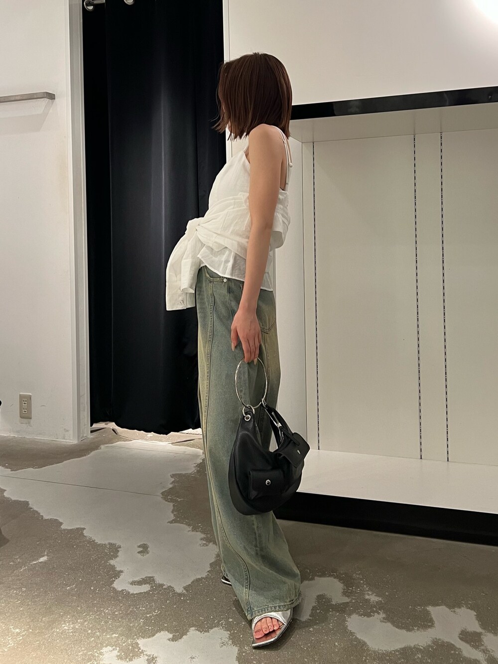 ホワイト系のシャツ/ブラウス、ブルー系のデニムパンツ、シルバー系のパンプスを着用したレディースの夏コーディネートの4枚目の写真