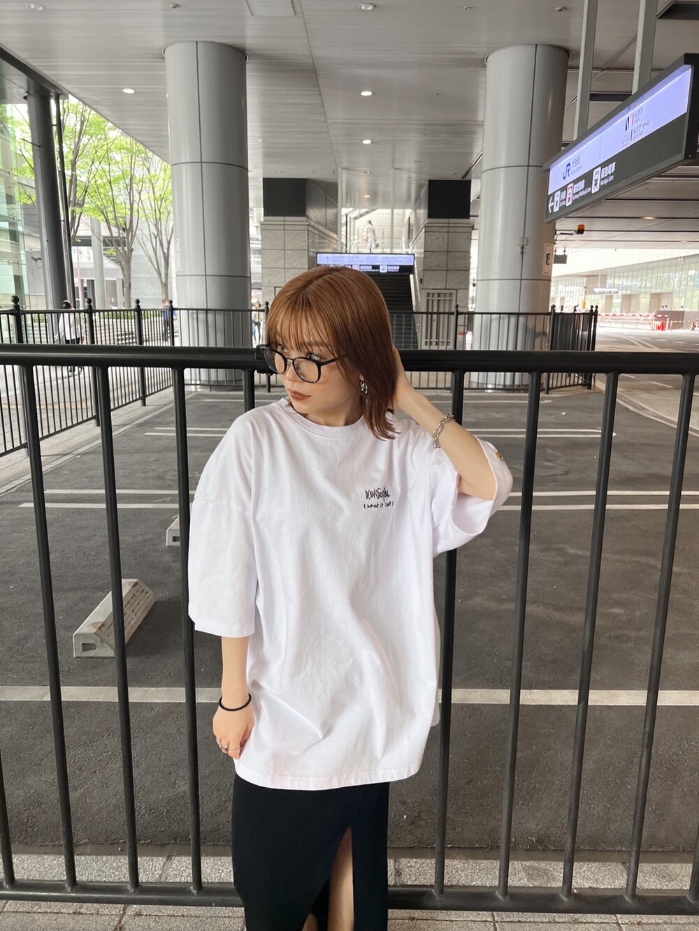ブラック系のサンダル、ブラック系のスカート、ホワイト系のTシャツ/カットソーを着用したレディースの春コーディネートの4枚目の写真