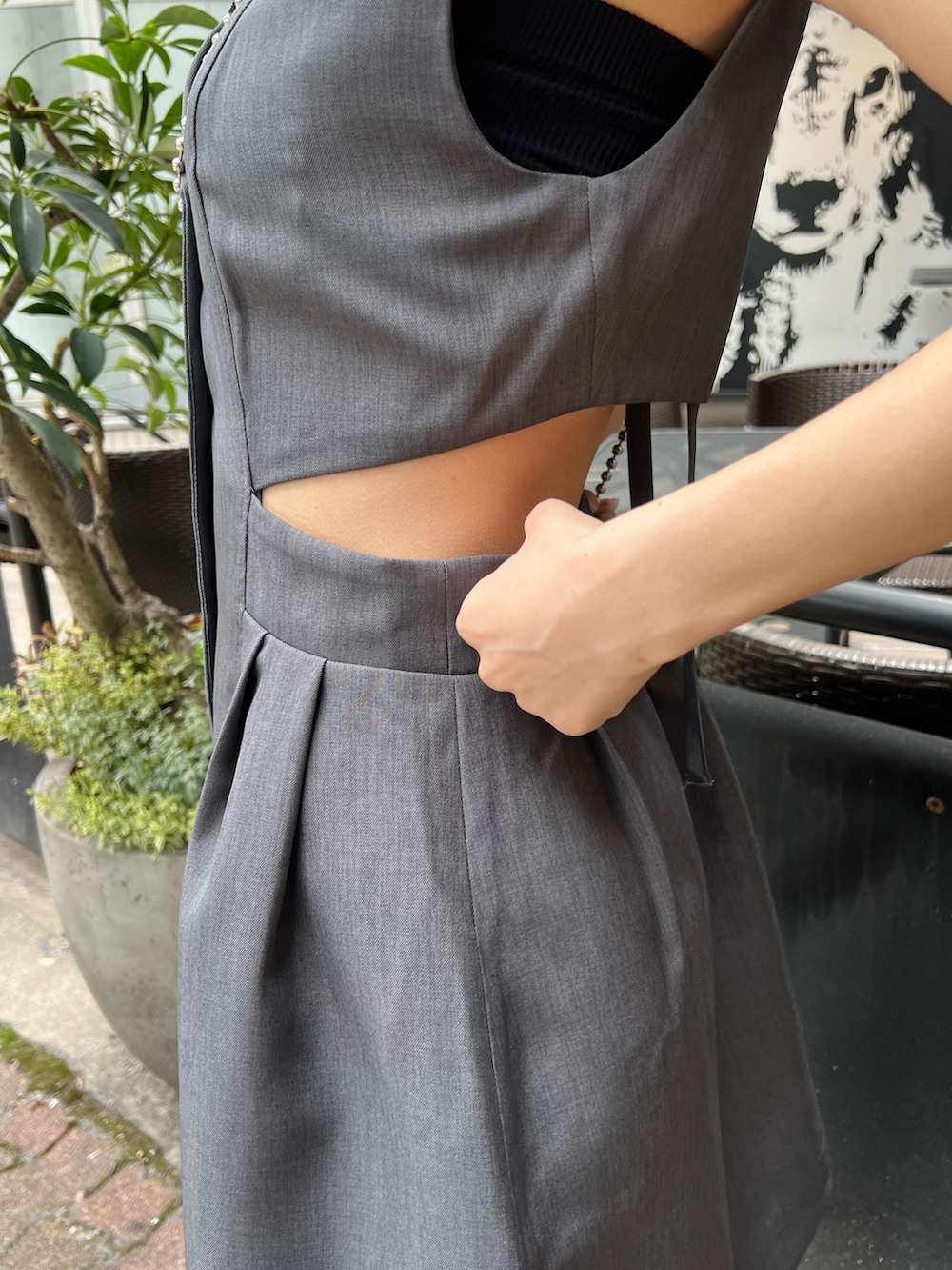 グレー系のワンピース、ブラック系のショルダーバッグ、ブラック系のブーツを着用したレディースの春コーディネートの6枚目の写真