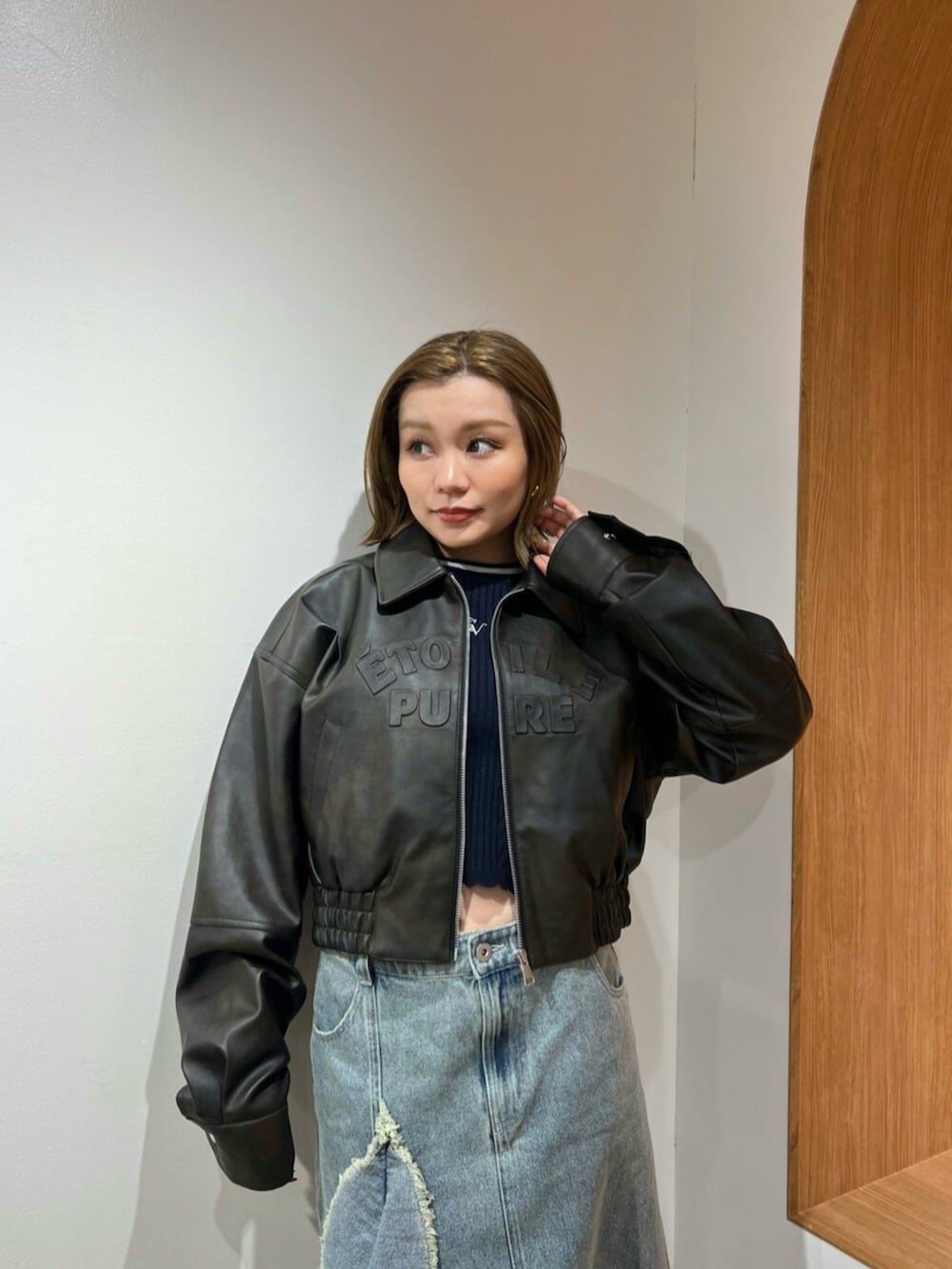 ブルー系のスカート、ブルー系のニット/セーター、ブラウン系のブルゾンを着用したレディースの冬コーディネートの4枚目の写真