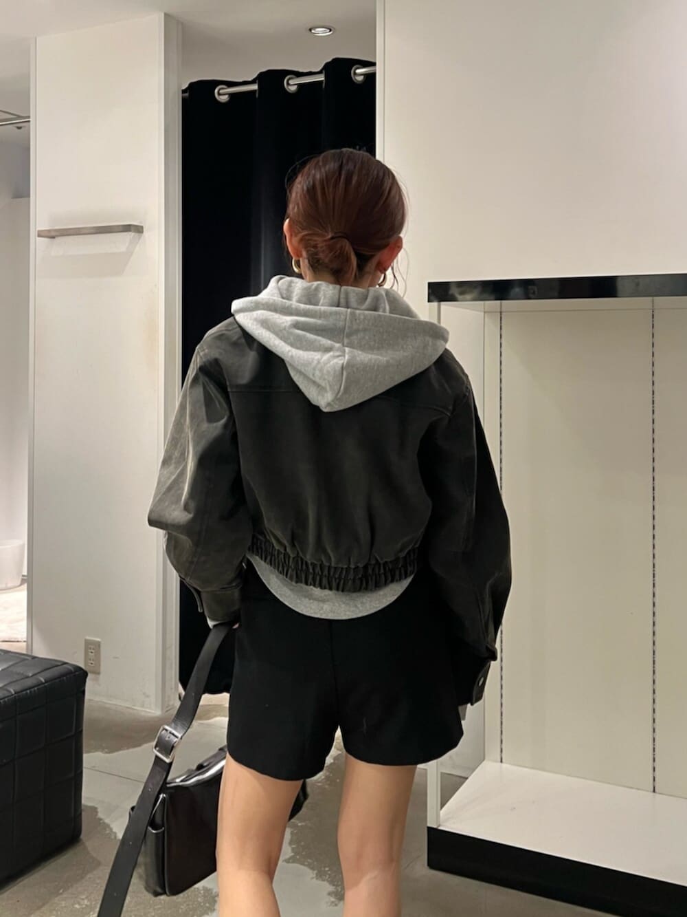 ブラック系のその他パンツ、ブラック系のブルゾン、ブラック系のブーツを着用したレディースの秋コーディネートの5枚目の写真