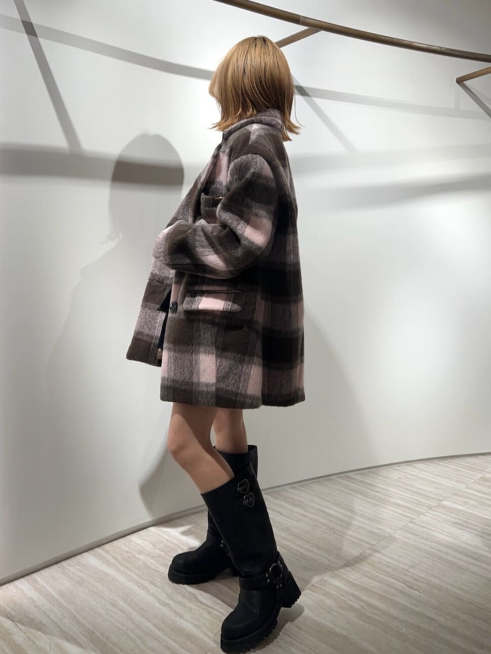 ブラック系のその他パンツ、ブラック系のニット/セーター、その他のテーラードジャケットを着用したレディースの冬コーディネートの2枚目の写真