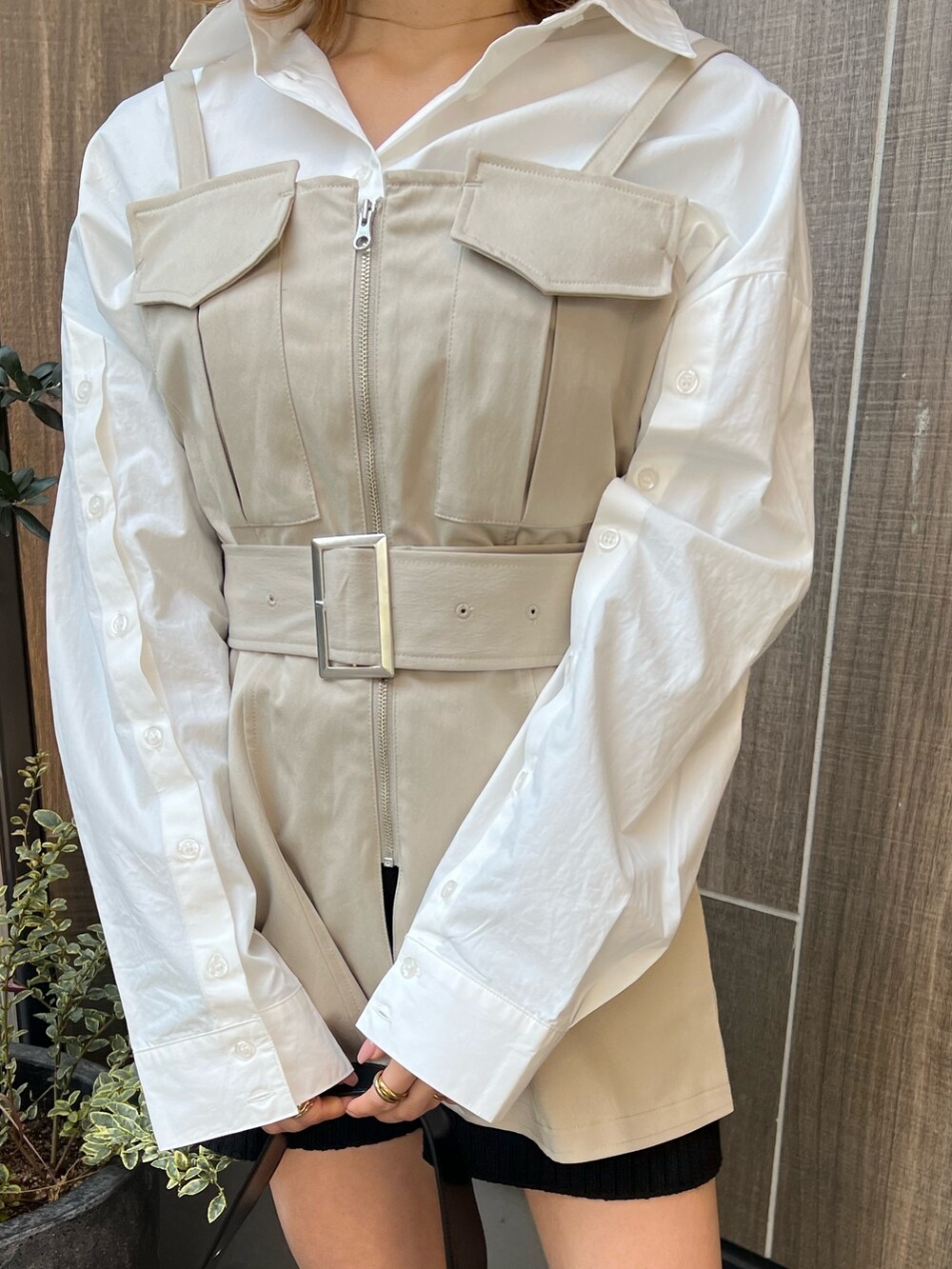 ベージュ系のシャツ/ブラウス、ホワイト系のシャツ/ブラウス、ブラック系のその他パンツを着用したレディースの春コーディネートの6枚目の写真