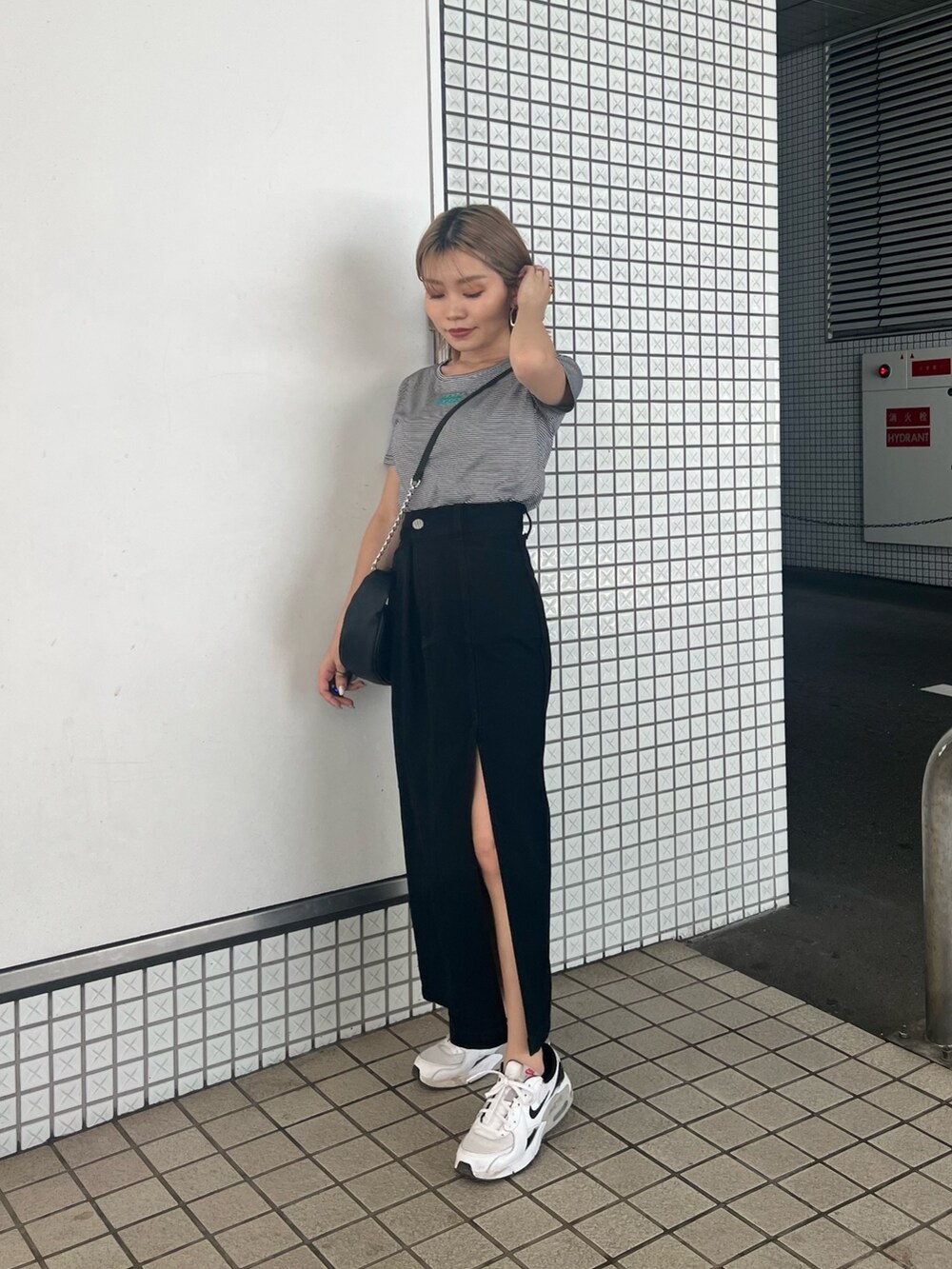 その他のTシャツ/カットソー、ブラック系のスカートを着用したレディースの夏コーディネートの2枚目の写真
