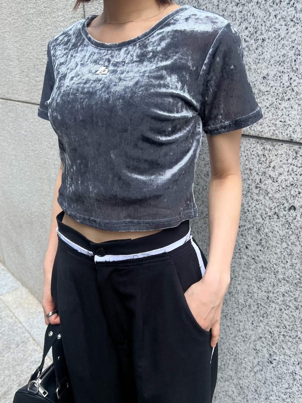 ブルー系のTシャツ/カットソー、ブラック系のその他パンツ、ブラック系のサンダルを着用したレディースの夏コーディネートの6枚目の写真