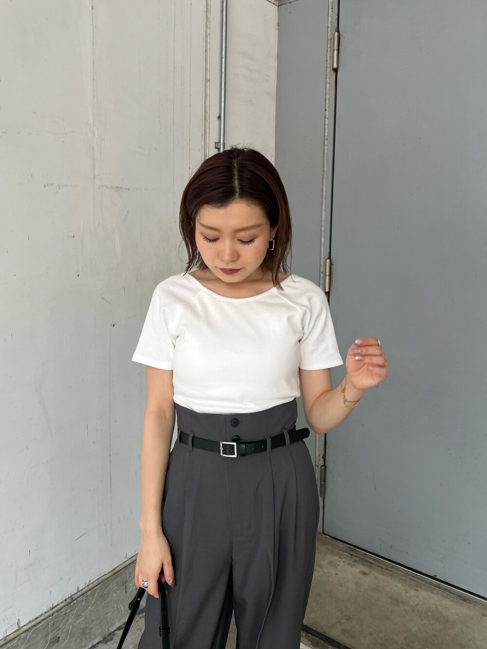 ホワイト系のTシャツ/カットソー、グレー系のその他パンツ、ブラック系のハンドバッグを着用したレディースの夏コーディネートの5枚目の写真