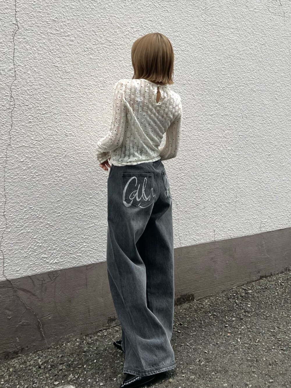 ブラック系のその他パンツ、ブラック系のサンダル、ホワイト系のTシャツ/カットソーを着用したレディースの春コーディネートの3枚目の写真