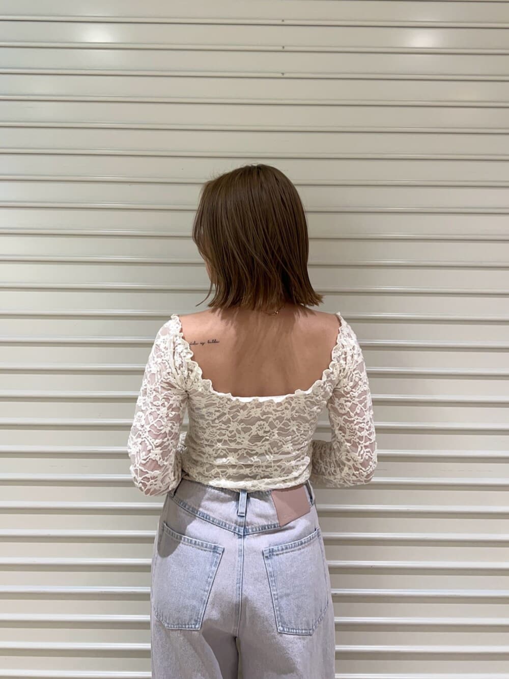 ブラウン系のサンダル、ホワイト系のTシャツ/カットソー、ピンク系のデニムパンツを着用したレディースの春コーディネートの5枚目の写真