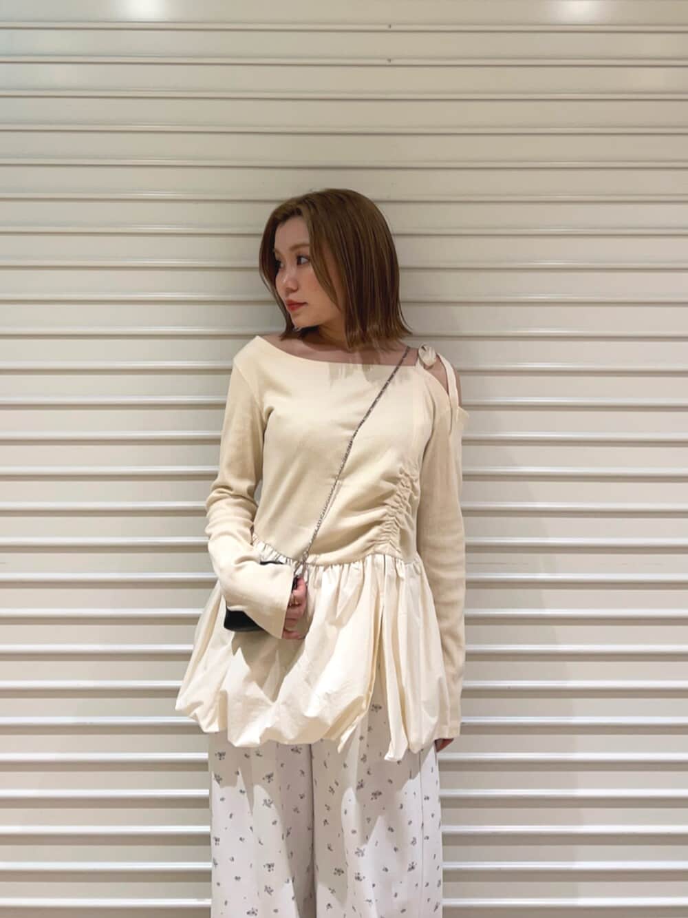 イエロー系のTシャツ/カットソー、ホワイト系のその他パンツを着用したレディースの春コーディネートの4枚目の写真