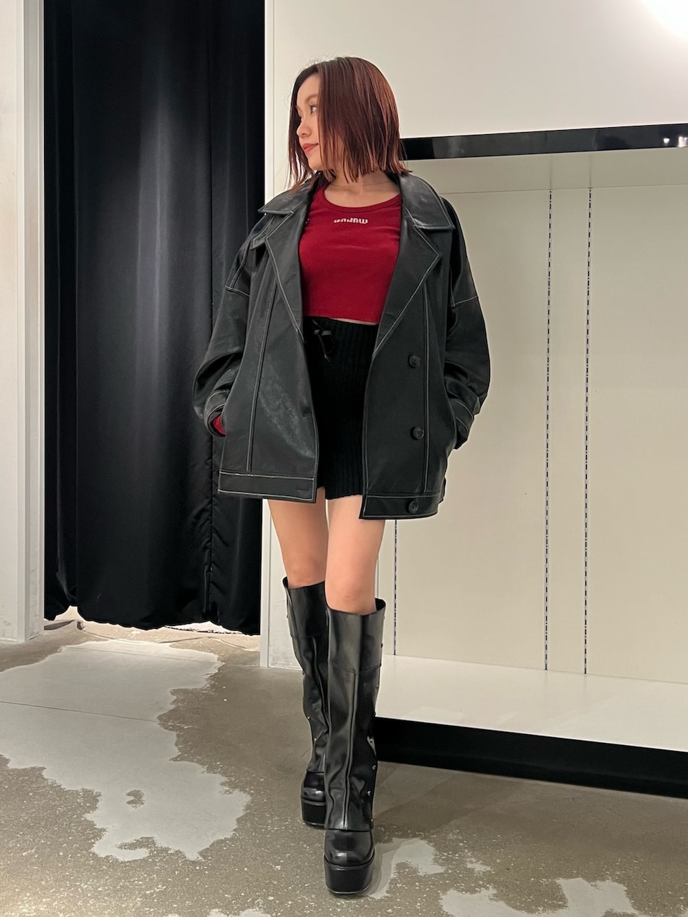 ブラック系のブーツ、ブラック系のその他パンツ、ブラック系のブルゾンを着用したレディースの秋コーディネートの4枚目の写真