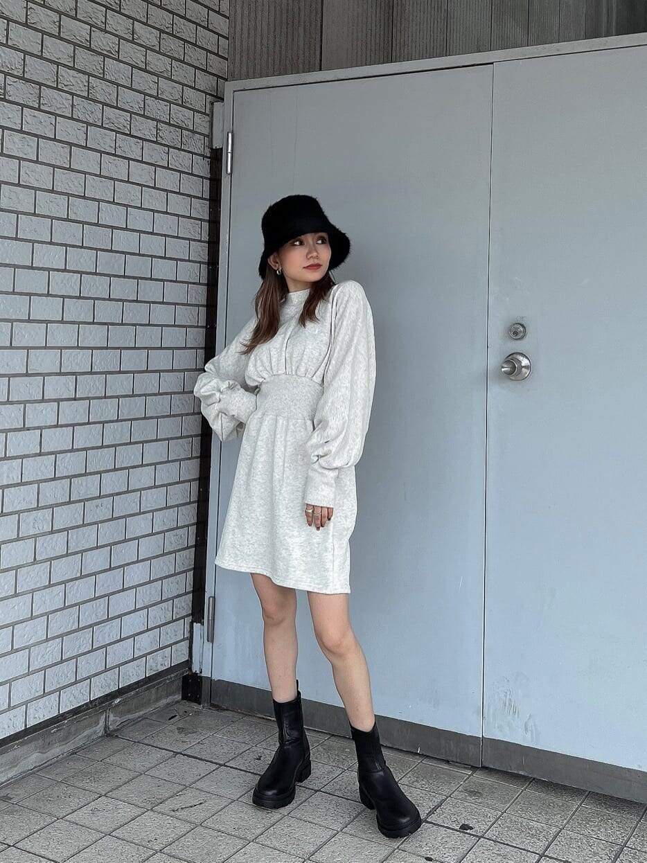 ホワイト系のワンピース、ブラック系のブーツ、ブラック系のブルゾンを着用したレディースの秋コーディネートの3枚目の写真