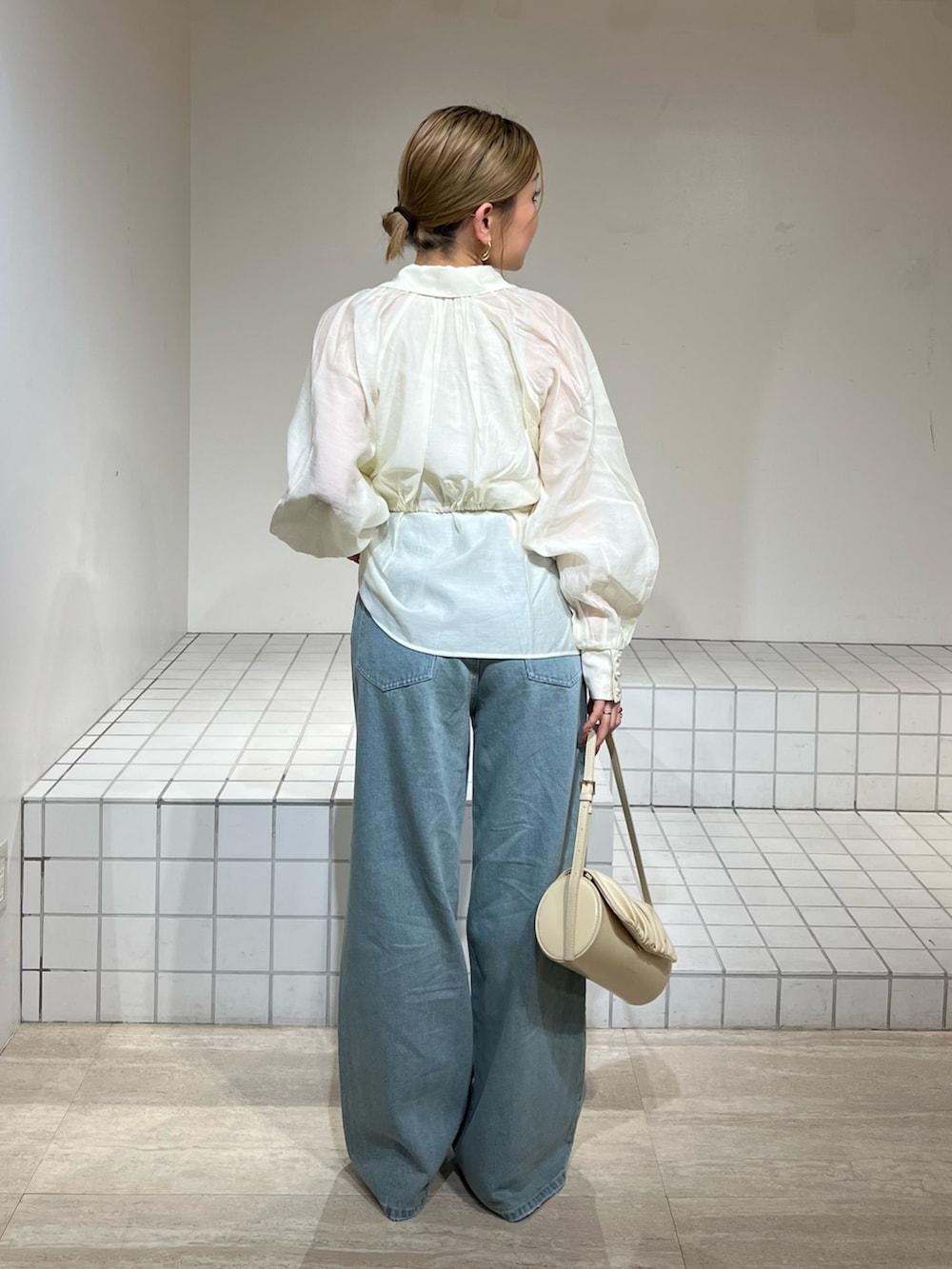 ホワイト系のシャツ/ブラウス、ブルー系のデニムパンツ、ブラック系のサンダルを着用したレディースの春コーディネートの3枚目の写真