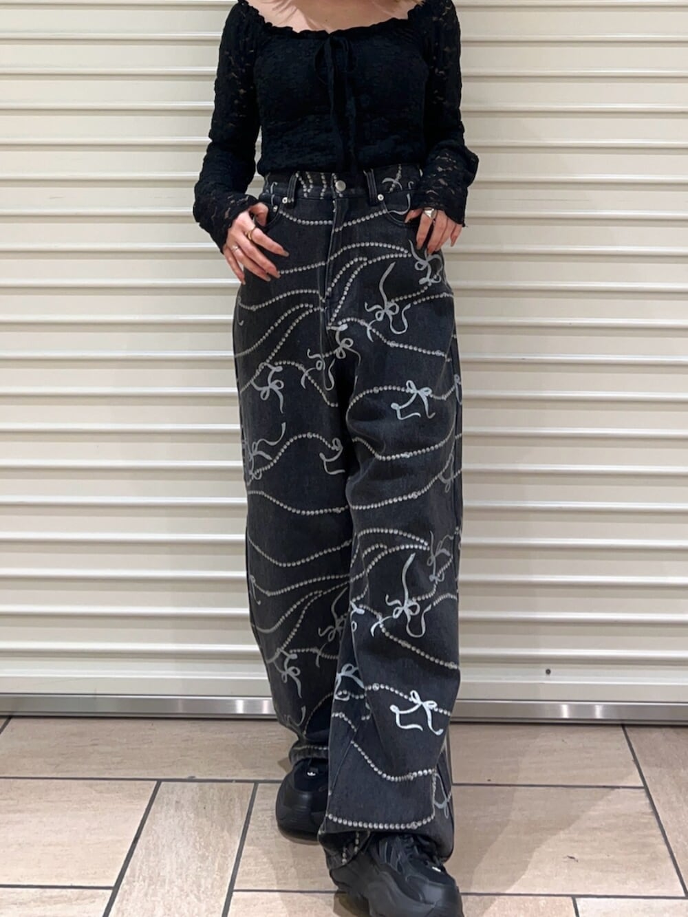 ブラック系のTシャツ/カットソー、ブラック系のデニムパンツを着用したレディースの春コーディネートの6枚目の写真