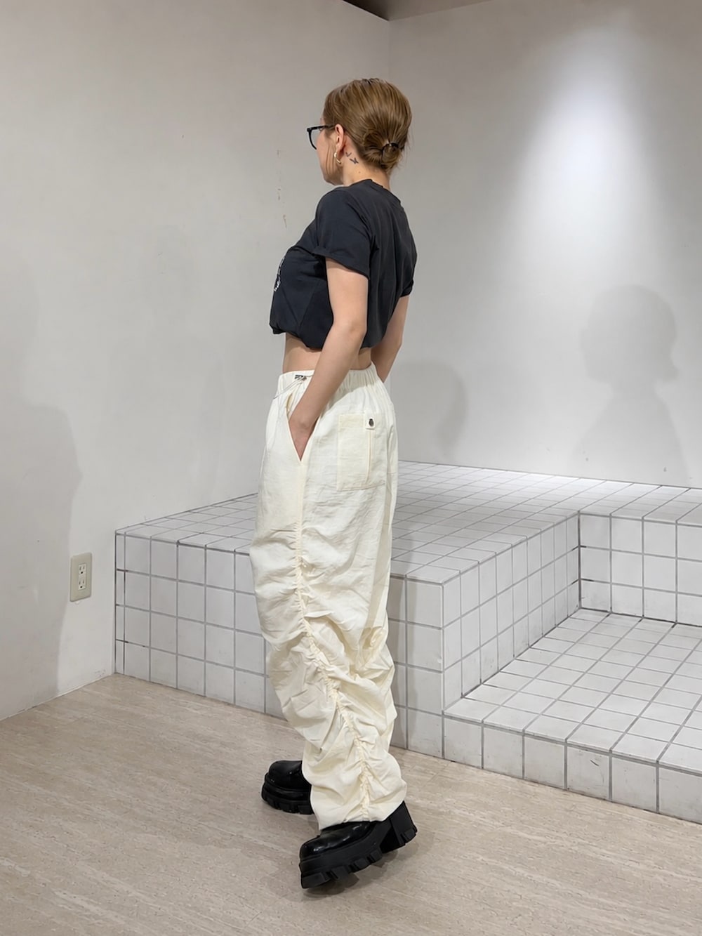 ホワイト系のその他パンツ、ブラック系のTシャツ/カットソーを着用したレディースの夏コーディネートの2枚目の写真