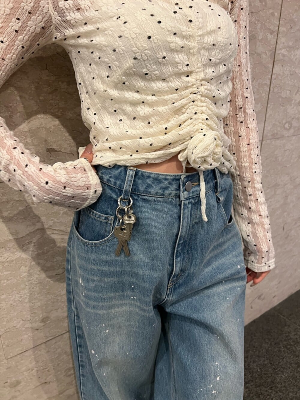 ホワイト系のTシャツ/カットソー、ブルー系のデニムパンツ、ブラック系のキャップを着用したレディースの春コーディネートの5枚目の写真