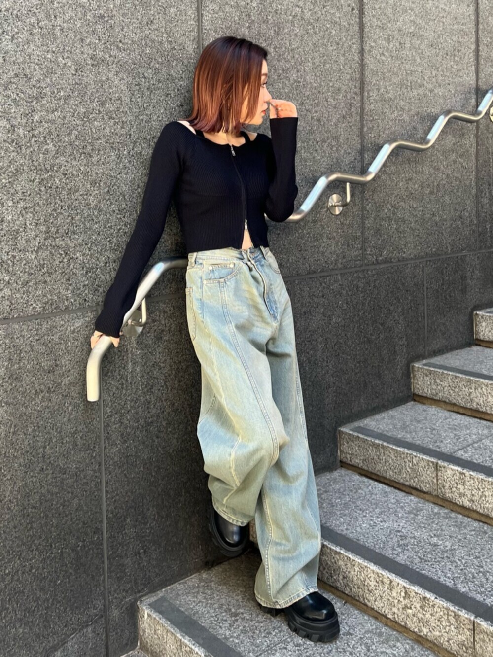 ブルー系のデニムパンツ、ブラック系のニット/セーターを着用したレディースの冬コーディネートの3枚目の写真