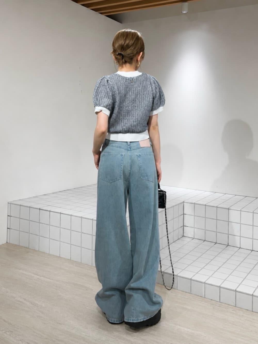 ブルー系のデニムパンツ、ブルー系のカーディガン/ボレロを着用したレディースの夏コーディネートの3枚目の写真