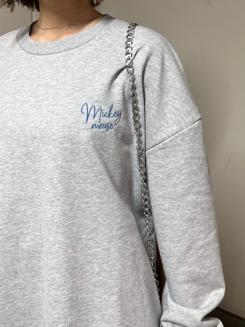 グレー系のスウェット、グレー系のその他パンツ、イエロー系のハンドバッグを着用したレディースの秋コーディネートの6枚目の写真