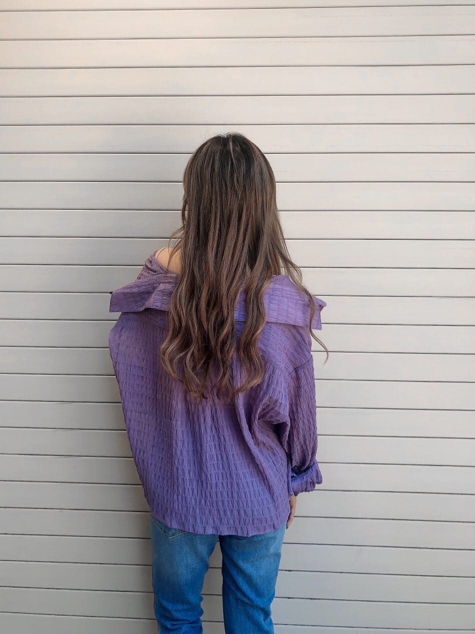 ホワイト系のTシャツ/カットソー、パープル系のシャツ/ブラウス、ブルー系のデニムパンツを着用したレディースの夏コーディネートの2枚目の写真