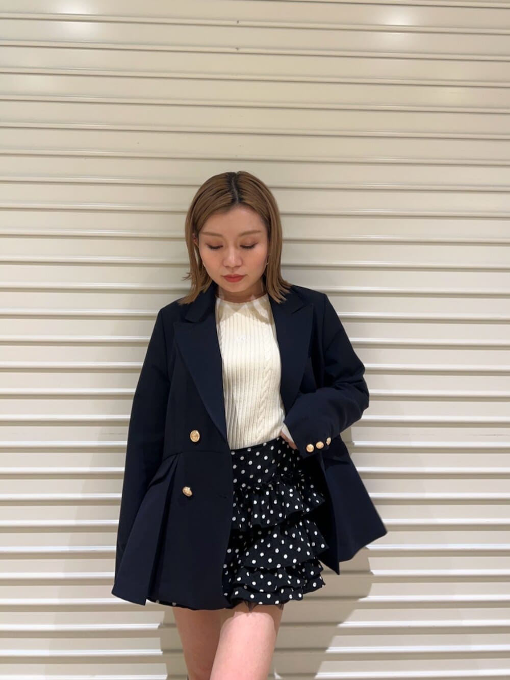 グレー系のニット/セーター、ブラック系のその他パンツ、ブルー系のノーカラージャケットを着用したレディースの冬コーディネートの4枚目の写真