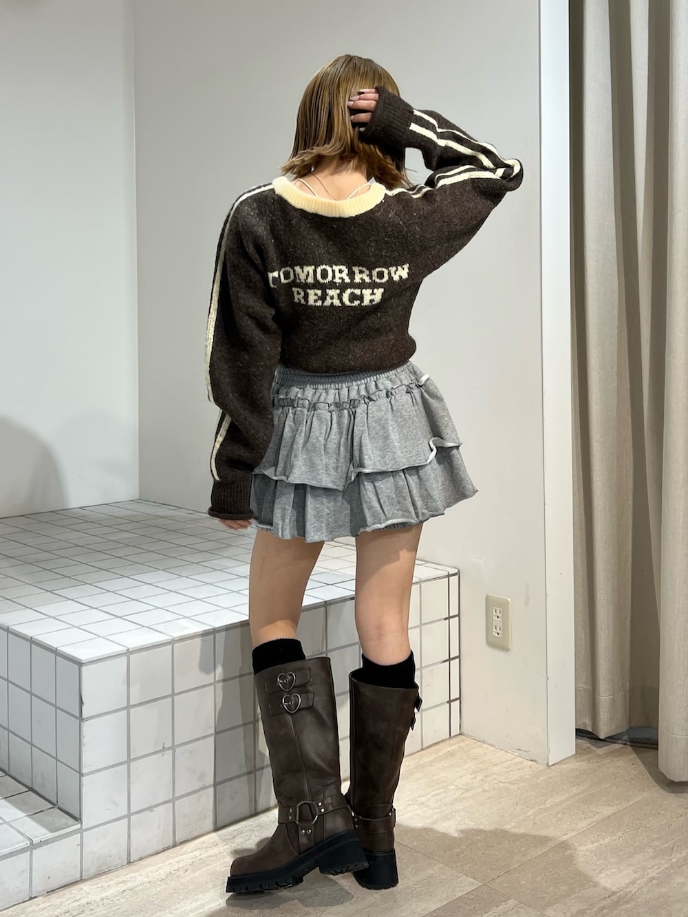 グレー系のその他パンツ、ブラウン系のニット/セーター、ブラウン系のブーツを着用したレディースの冬コーディネートの2枚目の写真